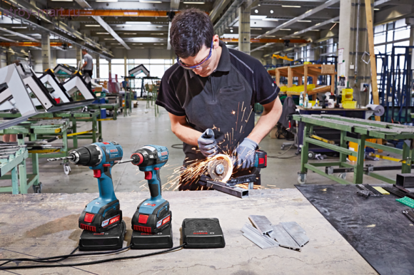 Аккумуляторная дрель-шуруповерт Bosch GSR 18 V-EC Professional - 06019D6105 Аккумуляторная дрель-шуруповерт Bosch GSR 18 V-EC Professional - 06019D6105