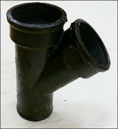 Тройник косой канализационный чугунный - Ду150x150 45гр. Тройник косой канализационный чугунный - Ду150x150 45гр.